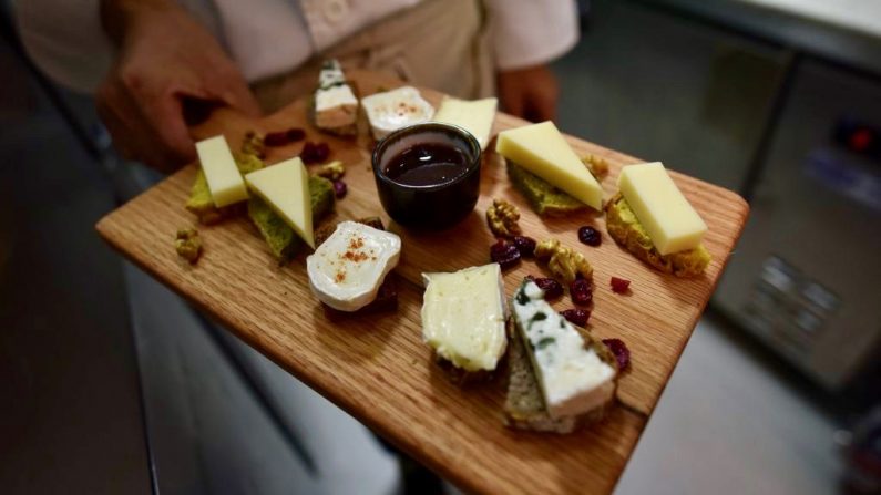 Un chef présente un plateau de fromages dans un restaurant de Pékin, le 8 septembre 2017. (Photo de GREG BAKER/AFP/Getty Images)