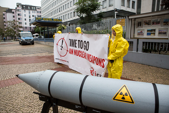 Des activistes protestent contre les tensions de la Corée du Nord sur la question de l’armement nucléaire.
Photo by Omer Messinger/Getty Images
