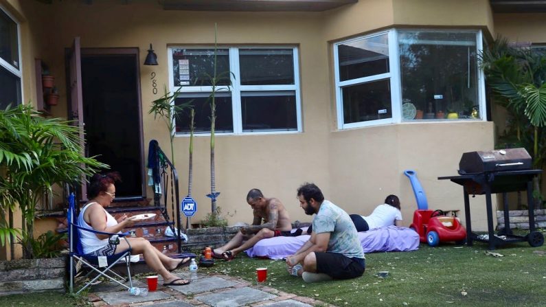 Des citoyens essaient de se rafraichir hors de leur maison sans électricité après le passage d'Irma le 12 septembre 2017. (Photo de Joe Raedle/Getty Images)