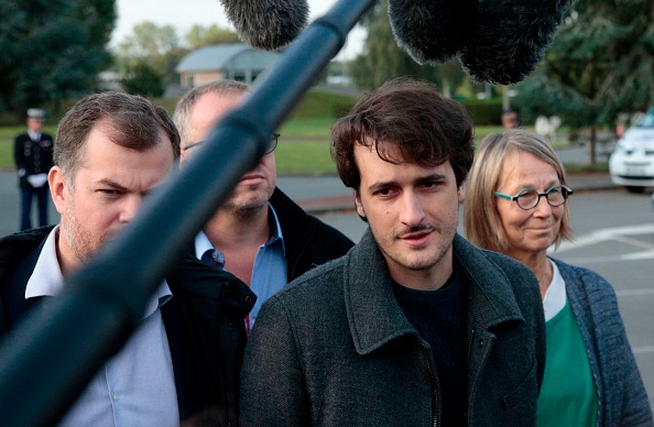 Le journaliste Loup Bureau avec la ministre de la Culture Françoise Nyssen s'adresse aux medias à son arrivée à Roissy-Charles de Gaulle. 
(GEOFFROY VAN DER HASSELT/AFP/Getty Images)