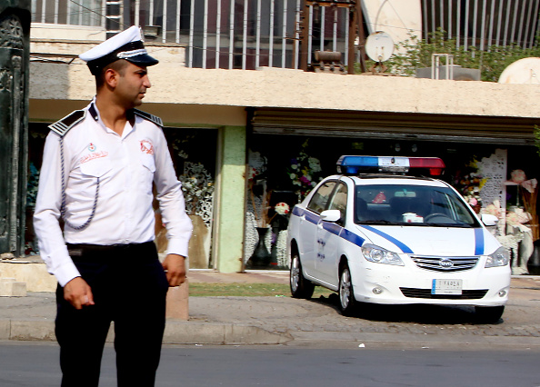 Policier irakien dans une rue de Baghdad, le 19 septembre 2017. La tradition en Irak est, pour de nombreux cas, réglée par des médiateurs tribaux - des conseils locaux ou des représentants familiaux - plutôt que la loi de l'Etat. En Irak, pays arabe conservateur où votre origine et nom de famille portent un poids dans la recherche d'un emploi, d'un partenaire dans le mariage ou dans la politique, "les coutumes tribales ont un réel impact sur la société", estime Hussein Allaoui, qui enseigne la sécurité nationale à l'Université al-Nahrain à Bagdad.
(SABAH ARAR/AFP/Getty Images)