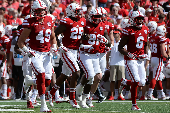 Le numéro 49 Chris Weber des Nebraska Cornhuskers avec Antonio Reed le numéro 25 au Memorial Stadium le 23 septembre 2017 à Lincoln, Nebraska. (Steven Branscombe/Getty Images)