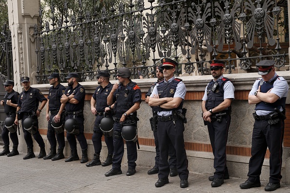 La Garde civile a saisi 
2,5 millions de bulletins 
de vote, quatre millions d'enveloppes et 100 urnes dans un entrepôt
à Igualada. 
(PAU BARRENA/AFP/Getty Images)