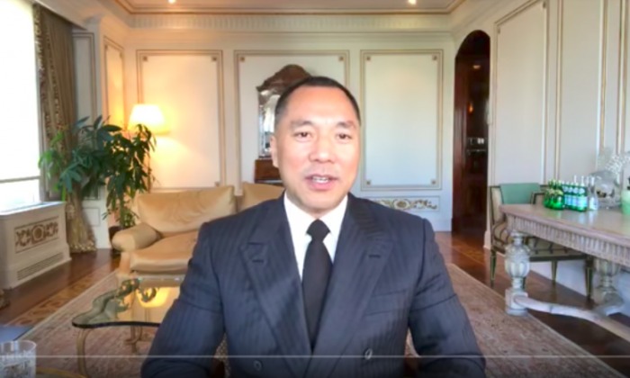 Le milliardaire chinois Guo Wengui fait des révélations sur les hauts fonctionnaires chinois lors d'une de ses sessions streaming live sur YouTube. (Capture d'écran via YouTube/Guo Wengui)
