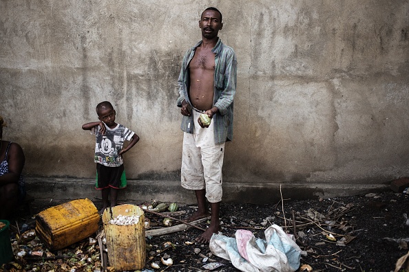 Désormais essentiellement concentrée en Afrique de l'Ouest, la culture du cacao concerne des millions de petits producteurs qui évoluent dans des conditions d'extrême pauvreté, tandis qu'une poignée de multinationales florissantes dominent le marché mondial du chocolat. (Gianluigi Guercia/AFP/Getty Images)