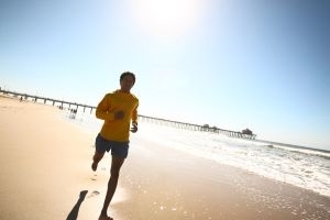 Un homme fait du jogging sur la plage. (Crédit : Hemera Technologies)