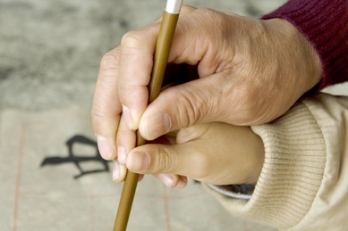 Un père enseigne la calligraphie chinoise à un enfant, une forme d’art qui s’est développée au cours de nombreux siècles, comprenant des dimensions esthétiques telles que le rythme, le design, la précision et la beauté. (Fergus Wang/Fotolia)