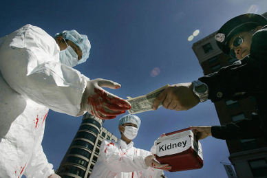 Reconstitution, à Washington D.C. en 2006, d’une scène de prélèvements d’organes forcés par le régime chinois. (Jim Watson/AFP/Getty Images)