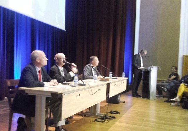 Introduction de Guillaume de Thieulloy, président du Salon beige. De gauche à droite : Stéphane Buffetaut, ancien député européen ; Bernard Antony, président de l’AGRIF (Alliance générale contre le racisme et pour le respect de l'identité française et chrétienne) et auteur de Le communisme 1917-2017 ; Didier Rochard ; Guillaume de Thieulloy. (Salon Beige)