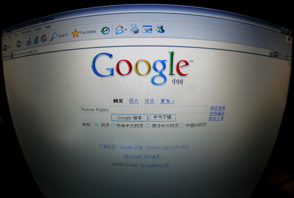 Page d'accueil de Google le 26 janvier 2006, un jour après ses débuts en Chine continentale où le moteur de recherche en ligne américain avait lancé un nouveau service après avoir accepté de censurer les sites et contenus "non désirés" par les autorités de Pékin. Google et d'autres sociétés occidentales de l'Internet étaient prêtes à se plier à la censure chinoise afin de gagner une tranche du marché. Amnesty International avait alors déclaré que les entreprises de l'Internet n'avaient pas court-circuité les censeurs chinois, alors qu'elles prétendaient défendre et promouvoir le droit à la liberté d'information de tout le monde, partout et à tout moment.
(FREDERIC J. BROWN/AFP/Getty Images)