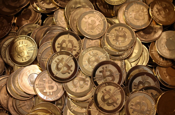 Des bitcoins "physiques". Le bitcoin est une monnaie virtuelle. 
(Photo by George Frey/Getty Images)