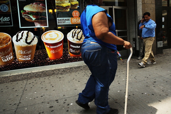 Une femme passe devant une publicité à Brooklyn le 11 juin 2013 à New York.
 (Spencer Platt/Getty Images)