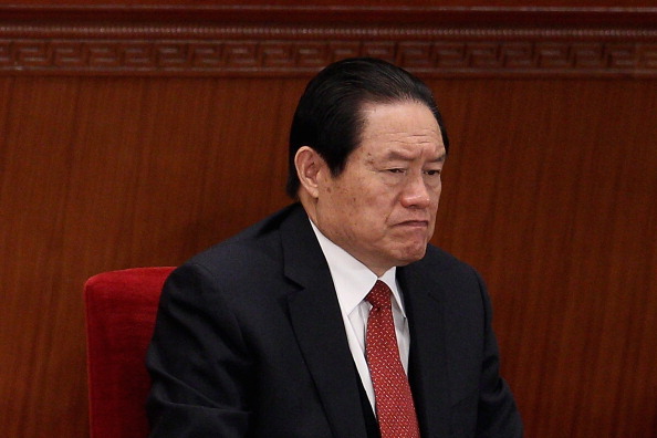 L'ancien chef des services de sécurité Zhou Yongkang, accusé de "conspiration" avec ses deux acolytes Sun Zhengcai et Ling Jihua. Zhou Yongkang a été l'un des responsables de la torture et des meurtres des pratiquants du mouvement d'inspiration bouddhiste Falun Gong. Cette persécution avait été initiée le 20 juillet 1999 par Zhang Zemin.
 (Photo par Feng Li / Getty Images)