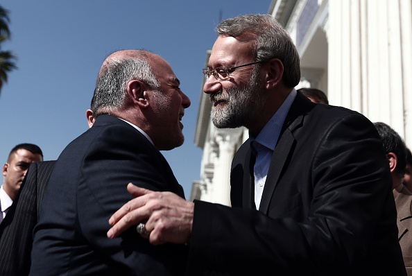 Le président iranien, Ali Larijani (D), salue le Premier ministre irakien Haider al-Abadi (G) lors d'une réunion à Téhéran le 22 octobre 2014.  (BEHROUZ MEHRI / AFP / Getty Images)