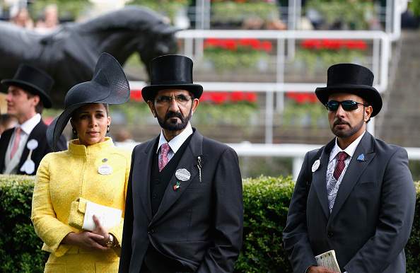 Le Cheikh Mohammed bin Rachid Al Maktoum (C) et ses invités assistent au Royal Ascot 2015 à l'hippodrome d'Ascot le 17 juin 2015 à Ascot, en Angleterre. 
Le Cheikh a organisé récemment un concours de lecture pour encourager la population à découvrir et apprécier la littérature.
(Alan Crowhurst / Getty Images pour l'hippodrome d'Ascot)