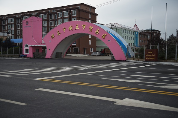 Entrée d'un centre commercial sino-russe dans la ville de Hunchun en Chine, située à la frontière russe et nord-coréenne. Des "esclaves" importés de la Corée du Nord fabriquent  dans les usines des produits vendus en Europe et aux USA au profit du régime nord coréen.
(GREG BAKER/AFP/Getty Images)