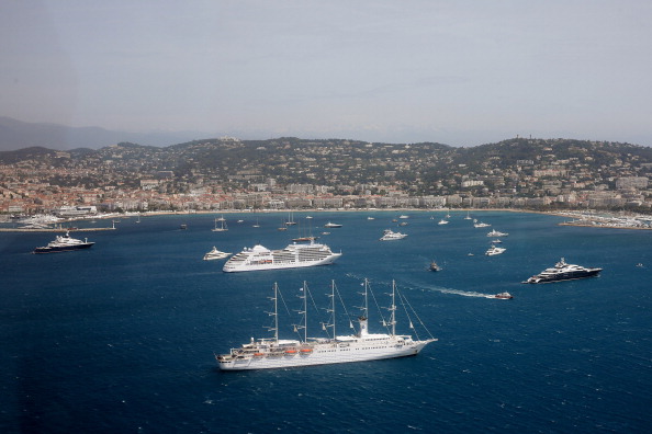 Vue aérienne de la ville de Cannes. Le mas de Notre-Dame de Vie, habité par la veuve de Picasso, Jacqueline Roque, jusqu'à son suicide en 1986, dispose d'une vue imprenable sur le massif de l'Estérel et la baie de Cannes. Il est composé de diverses habitations, pour un total de 1.700 m2 habitables, sur un terrain de plus de 3 hectares avec pool house, piscine, tennis, maison de gardiens et annexes diverses.
(Neilson Barnard/Getty Images)