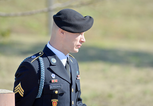 Le sergent de l'armée américaine Robert Bowdrie 'Bowe' Bergdahll, 29 ans, de Hailey, Idaho, quitte le Ft. Palais de justice militaire de Bragg après une audience préliminaire le 12 janvier 2016 à Ft. Bragg, Caroline du Nord. Bergdahl fait face à des accusations de désertion et de mise en danger des troupes suite à sa décision de quitter son avant-poste en 2009, qui l'a débarqué cinq ans en captivité des talibans.
(Sara D. Davis/Getty Images)