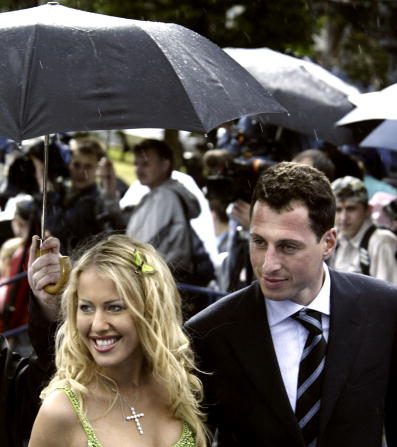 Ksenia Sobchak, présentatrice de télévision, arrive à la cérémonie d'ouverture du XXVI Festival international du film de Moscou le 18 juin 2004.
 (Photo par Oleg Nikishin / Getty Images)