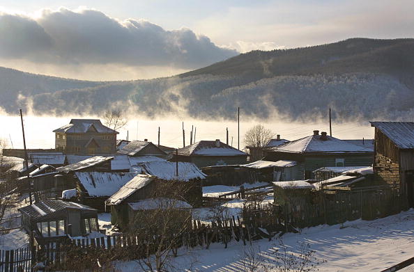 Vue sur le lac Baïkal depuis le village de Listvyanka, à 70 km de la ville d’Irkutsk, Sibérie. (ALEXANDER NEMENOV/AFP/Getty Images)