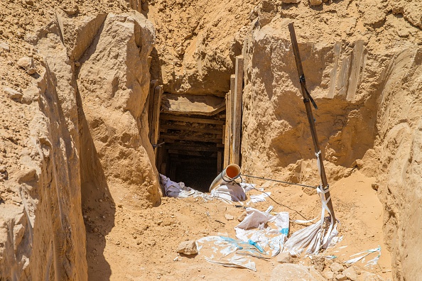 La sortie d'un tunnel offensif menant de Gaza en Israël. Le groupe islamiste palestinien Hamas avait réalisé tout un réseau de tunnels utilisés dans le passé pour tirer des roquettes, stocker des armes et  entrer en Israël faire des attentats. Le Hamas devrait rendre les armes à l'autorité palestinienne dirigée par Mahmoud Abbas mercredi 1er novembre.
(JACK GUEZ / AFP / Getty Images)