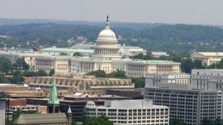 Washington en émoi avant la première inculpation dans l’affaire russe