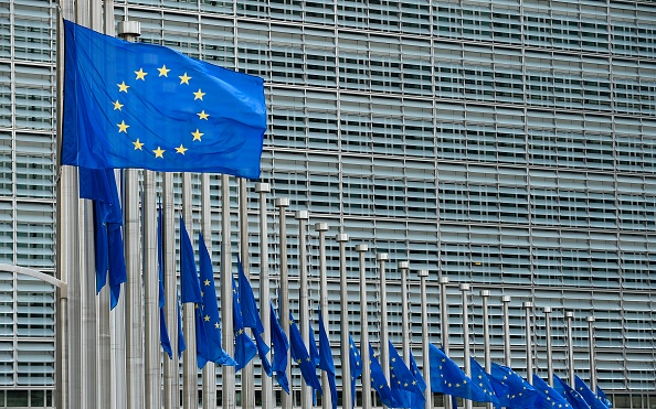 Les drapeaux de l'Union européenne flottant devant le QG de la Commission européenne à Bruxelles.  (JOHN THYS/AFP/Getty Images)