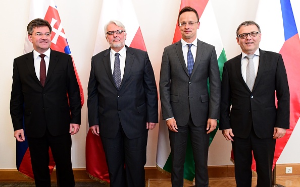 Les ministres des Affaires étrangères des pays du Visegrad (de G à D) Miroslav Lajcak de Slovakie, Witold Waszczykowski de Pologne, Peter Szijjarto de Hongrie et Lubomír Zaorálek de la République tchèque posent pour une photo de famille le 29 août à Budapest. 
(ATTILA KISBENEDEK/AFP/Getty Images)