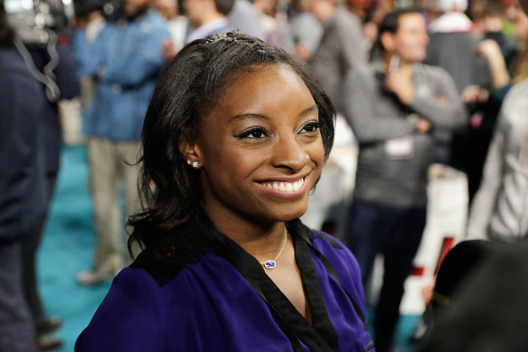 Simone Biles, médaillée d'or aux Jeux olympiques des États-Unis, est interviewée lors de la soirée d'ouverture du Super Bowl 51 au Minute Maid Park le 30 janvier 2017 à Houston, au Texas. 
(Tim Warner / Getty Images)