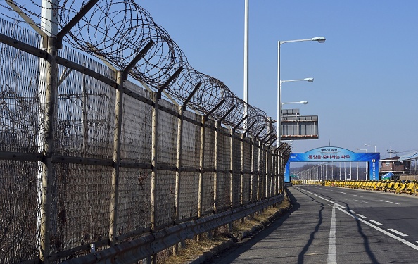  Les barbelés le long de la route menant à l'entrée nord-coréenne du complexe industriel intercoréen de Kaesong. 

(JUNG YEON-JE/AFP/Getty Images)