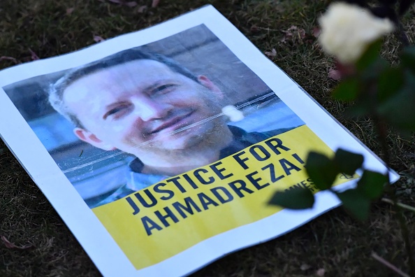 Un dépliant lors d'une manifestation devant l'ambassade iranienne à Bruxelles pour Ahmadreza Djalali, un universitaire iranien détenu à Téhéran depuis près d'un an et qui aurait été condamné à mort pour espionnage. Djalali est un chercheur iranien travaillant pour le programme de médecine d'urgence et de catastrophe CRIMEDIM auquel participe la VUB (Vrije Universiteit Brussel). Il a été arrêté le 25 avril 2016 alors qu'il se trouvait dans la capitale iranienne pour une conférence, selon les médias italiens. 
(DIRK WAEM / AFP / Getty Images)