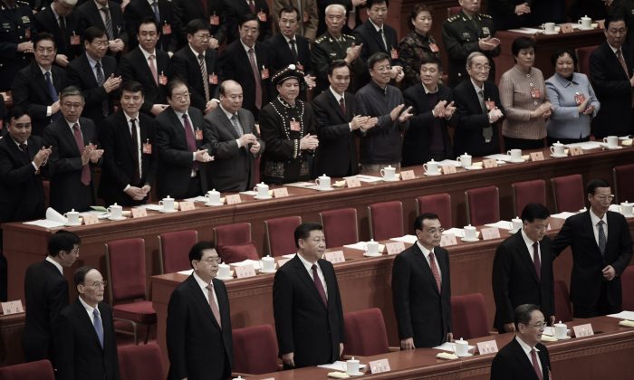 (De g à d) Wang Qishan, membre du Comité permanent du Politburo, Zhang Dejiang, président de l’Assemblée nationale populaire, Xi Jinping, actuel dirigeant chinois, Li Keqiang, premier ministre, Liu Yunshan et Zhang Gaoli, membres du Comité permanent du Politburo, dans le Grand palais du Peuple à Pékin, le 3 mars 2017. (Greg Baker/AFP/Getty Images)