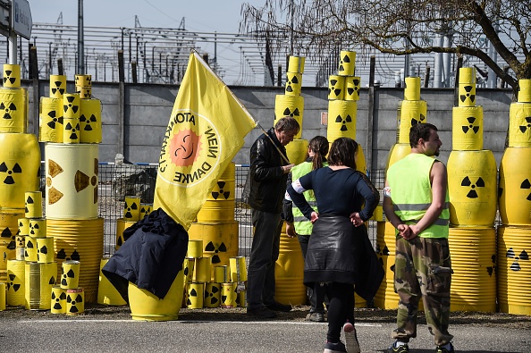 Manifestation d'écologistes devant la centrale nucléaire de Fessenheim en mars 2017.
(SEBASTIEN BOZON/AFP/Getty Images)