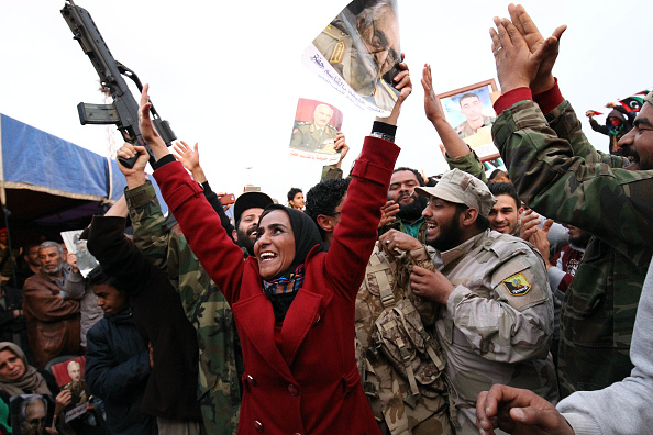 Les Libyens manifestent en soutien aux troupes de l'est de la Libye commandées par l'homme fort militaire Khalifa Haftar (portrait) le 17 mars 2017 à Benghazi. Des dizaines de factions armées se sont battues pour le contrôle de la Libye riche en pétrole depuis la chute en 2011 du dictateur de longue date Mouammar Kadhafi. Les troupes commandées par Haftar cette semaine ont évincé les Brigades Islamistes de Défense de Benghazi de deux terminaux clés d'exportation de pétrole qu'elles avaient saisis début mars. Cela place l'armée nationale libyenne autoproclamée de Haftar (LNA) dans le contrôle d'une grande partie de l'est de la Libye du Croissant de pétrole à la frontière égyptienne - à l'exception de Derna, qui est contrôlée par les djihadistes pro-Qaïda. (ABDULLAH DOMA / AFP / Getty Images)