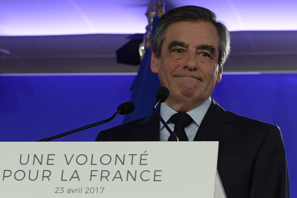 Francois Fillon lors de sa campagne pour la présidentielle à Paris, le 23 avril 2017. 
Lors de son audition fin juillet, François Fillon a défendu la réalité des emplois d'assistants parlementaires de sa femme à l'Assemblée nationale, entre 1986 et 2013, lorsqu'il était député, ainsi que ceux de ses enfants Charles et Marie quand il siégeait au Sénat, entre 2005 et 2007. 
(CHRISTOPHE ARCHAMBAULT/AFP/Getty Images)