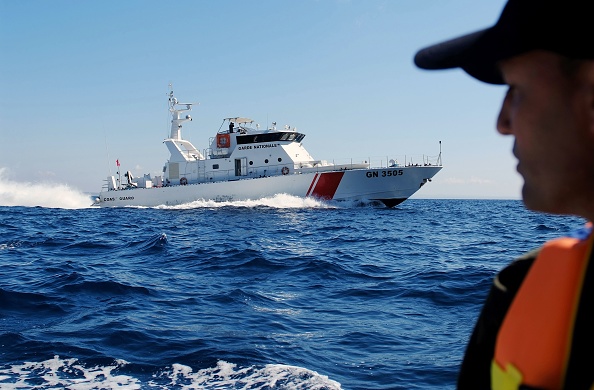 La marine tunisienne a repêché 38 Tunisiens rescapés ainsi que huit corps après le naufrage de l'embarcation de migrants, qui a heurté dimanche soir un navire militaire tunisien au large de l'archipel de Kerkennah. 
(MOHAMED KHALIL/AFP/Getty Images)