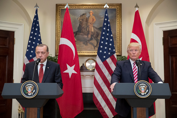 Le président américain Donald J. Trump (D) et son homologue turc Recep Tayyip Erdoganà la Maison Blanche le 16 mai 2017 à Washington, DC. 
(Michael Reynolds-Pool/Getty Images)