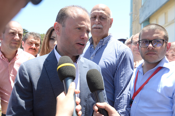 Le Premier ministre sortant Joseph Muscat qui a été réélu après que le parti nationaliste de l'opposition a reconnu avoir perdu les élections générales. Sa femme avait été impliquée dans une série de cas présumés de corruption découlant de la soi-disant fuite de données de Panama Papers.
(MATTHEW MIRABELLI/AFP/Getty Images)