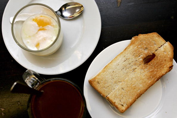 Café, oeuf à la coque, mais où est le beuure ? 
(TENGKU BAHAR/AFP/Getty Images)