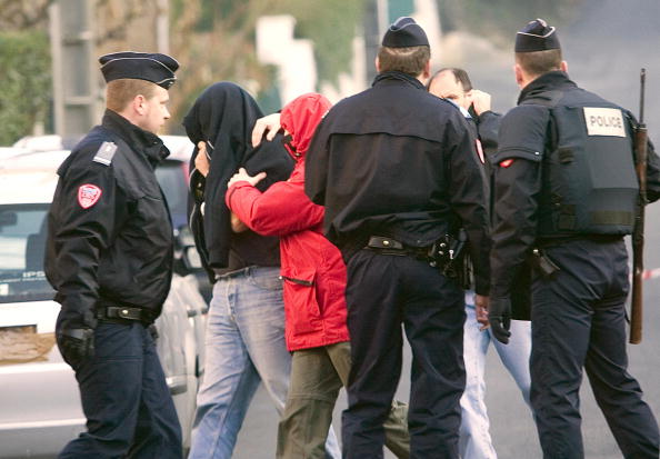 Selon le projet de loi, le préfet pourra faire procéder, sur autorisation du juge des libertés et de la détention, à des "visites" (perquisitions) pouvant s'accompagner de saisies de documents ou de données, toujours à des fins de prévention du terrorisme.
(DANIEL VELEZ/AFP/Getty Images)