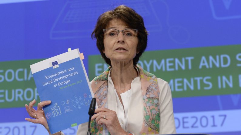 Marianne Thyssen, commissaire européenne chargée de l'emploi, des affaires sociales, des compétences et de la mobilité, parle aux médias de l'édition 2017 de la Commission européenne sur l'emploi et le développement social en Europe au siège de la Commission européenne à Bruxelles le 17 juillet 2017. (THIERRY CHARLIER / AFP / Getty Images)
