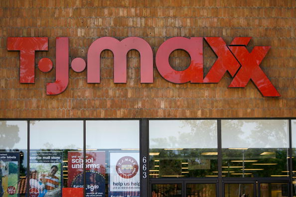 11 personnes avaient réussi à voler en 2008 plus de 40 millions de cartes de crédit et de débit à des clients de TJX Companies, propriétaire des chaînes Marshall et TJ Maxx, et d'autres grands détaillants en piratant leur ordinateur. L'information aurait ensuite été vendue à des personnes qui l'utilisaient pour voler des dizaines de milliers de dollars à la fois à partir de comptes via des distributeurs automatiques de billets aux États-Unis et en Europe. C'est l'un des plus grands cas d'usurpation d'identité enregistrés. Les accusations portées contre les suspects, qui viennent des États-Unis, de Chine, d'Ukraine, de Biélorussie et d'Estonie, comprennent la fraude informatique, la fraude par câble, la fraude aux dispositifs d'accès, le vol d'identité aggravé et le complot. Les suspects ont également été accusés d'avoir piraté les ordinateurs de Barnes & Noble, de Forever 21, de Sports Authority, d'OfficeMax, de Boston Market, de DSW Inc. et du Wholesale Club de BJ pour voler des informations. (David McNew / Getty Images)