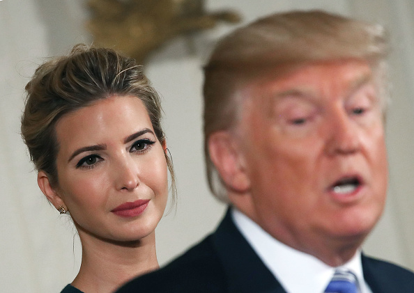 Une affaire de famille. 
Le président des États-Unis, Donald Trump, parle des petites entreprises tandis que sa fille et conseillère du président Ivanka Trump l'écoute lors d'un événement dans la salle Est de la Maison Blanche le 1er août 2017 à Washington DC. 
(Mark Wilson / Getty Images)