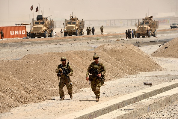 Des soldats américains marchent sur le lieu d'un attentat suicide perpétré par les talibans à Kandahar le 2 août 2017. (JAVED TANVEER / AFP / Getty Images