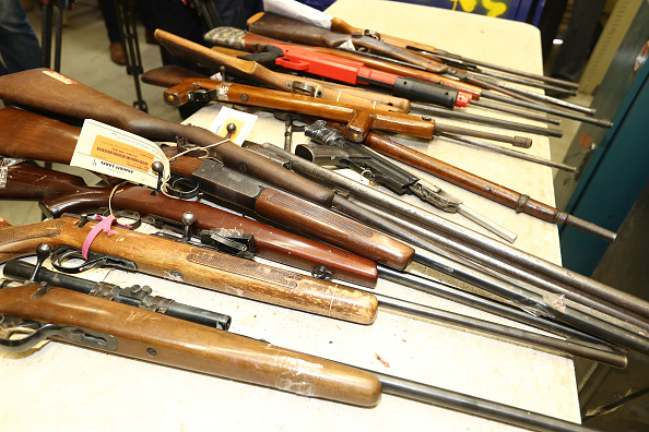 Les États australiens décrètent de temps à autre des amnisties mais il s'agit de la première à l'échelle nationale. Ici, quelques unes des armes déposées lors de cette opération dans un bureau de Melbourne.
 (Robert Cianflone/Getty Images)