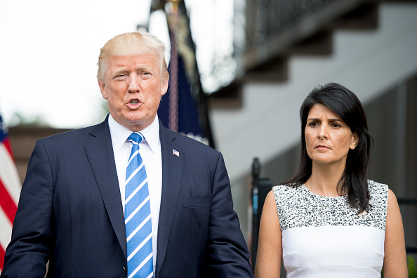 Le président américain Donald Trump (G) s'entretient avec la presse avec l'ambassadeur auprès des Nations Unies Nikki Haley (D)  
(JIM WATSON / AFP / Getty Images)