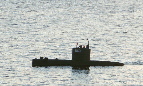 La journaliste suédoise Kim Wall se tient à côté d'un homme dans la tour du sous-marin privé 'UC3 Nautilus' le 10 août 2017 dans le port de Copenhague. 
(PETER THOMPSON / AFP / Getty Images)