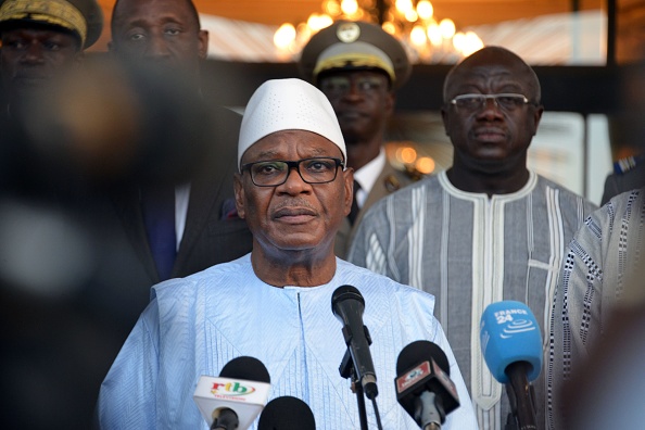 Le président du Mali, Ibrahim Boubacar Keita, s'adresse à la presse à son arrivée à l'aéroport de Ouagadougou au Burkina Faso le 15 août 2017 suite à l'attaque du restaurant par des hommes armés au cours de laquelle 18 personnes avaient été tuées. Dix-huit personnes, dont au moins huit étrangers, ont été abattues dans le restaurant turc du Burkina Faso, selon un bilan provisoire le 14 août, lors de la dernière attaque en Afrique de l'Ouest visant un spot populaire auprès des expatriés. Keita, actuel président du groupe G5 Sahel - une coalition de cinq pays sahraouis soutenus par l'Occident qui se sont engagés à combattre le terrorisme, a fait le voyage au Burkina Faso après des attaques terroristes sur les deux pays, déclarant que les nations sahéliennes étaient unies contre le djihadisme. (AHMED OUOBA / AFP / Getty Images)