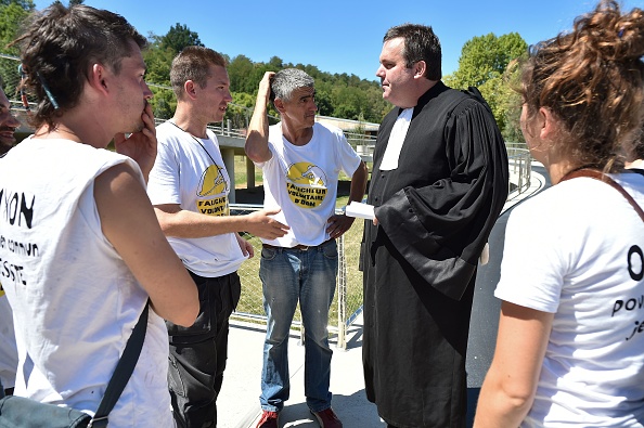 Des activistes de l'Ariège rencontre leur avocat Guillaume Tumerelle en arrivant à la Cour correctionnelle de Foix. en août 2017.
(REMY GABALDA/AFP/Getty Images)