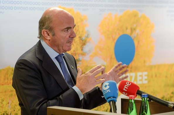 Luis de Guindos, ministre espagnol de l’Économie, de l'Industrie et de la Compétitivité lors d'une conférence de presse des ministres des affaires économiques et financières. 
(RAIGO PAJULA / AFP / Getty Images)